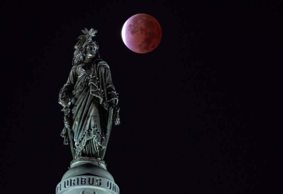 Nuestro satélite junto a la Estatua de la Libertad de Capitol Hill, Washington. (Andrew CABALLERO-REYNOLDS / AFP)