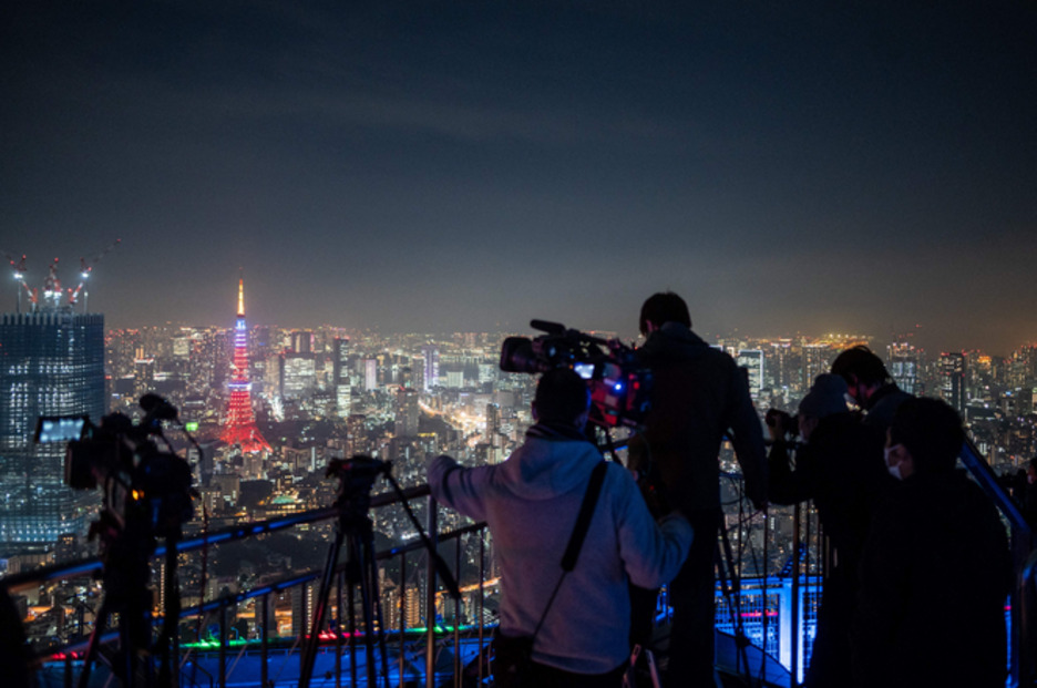 Fotógrafos intentan captar el eclipse en Roppongi Hills, Tokio. (Philip FONG / AFP) Fotógrafos intentan captar el eclipse en Roppongi Hills, Tokio. (Philip FONG / AFP)