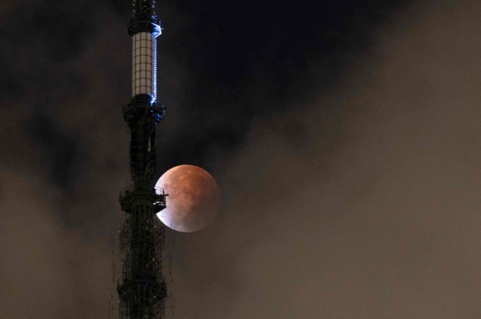 La luna asoma destrás del One World Trade Center de Nueva York. (Yuku IWAMURA / AFP) La luna asoma destrás del One World Trade Center de Nueva York. (Yuku IWAMURA / AFP)
