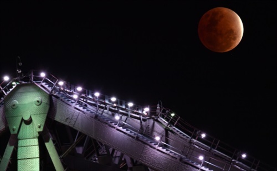 Sombra de la tierra sobre la luna vista desde Brisbane, Australia. (Darren ENGLAND / EUROPA PRESS) Sombra de la tierra sobre la luna vista desde Brisbane, Australia. (Darren ENGLAND / EUROPA PRESS)