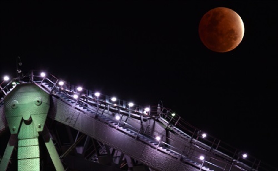 Sombra de la tierra sobre la luna vista desde Brisbane, Australia. (Darren ENGLAND / EUROPA PRESS)