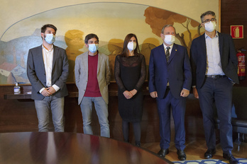 Representantes de Elkarrekin Podemos-IU y el Departamento de Economía y Hacienda posan juntos. (Aritz LOIOLA/FOKU)
