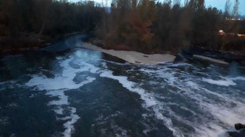 Formación de espumas bajo el puente. 