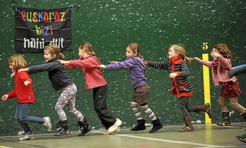 Haurren inguruan dabiltzan helduei zuzendu die mezua Topaguneak. (Gaizka IROZ I FOKU)