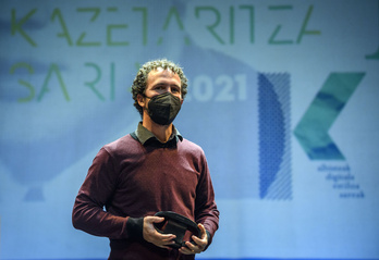 Beñat Zaldua, Rikardo Arregi saria eskuetan. (Jon URBE/FOKU)