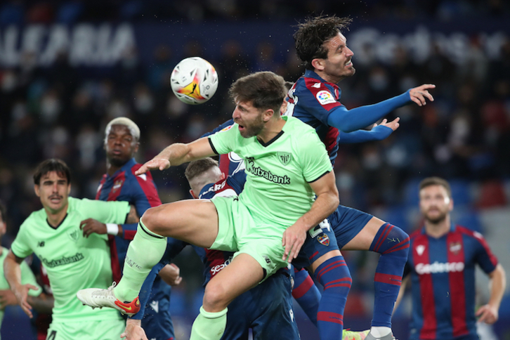 Acción en la que el VAR ha revisado un posible penalti sobre Yeray. (LOF)