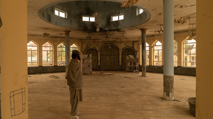 Los restos del atentado en una mezquita en Kandahar siguen siendo visibles un mes después. (Filippo ROSSI)