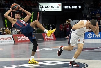 Acrobático lanzamiento de un Baldwin que ha estado muy bien de cara al aro, pero que en defensa ha padecido horrores ante Lundberg y Clyburn. (Raúl BOGAJO / FOKU)