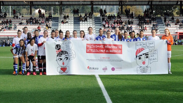 Las jugadoras de los dos equipos han posado con una pancarta en contra del machismo. (Athletic Club)
