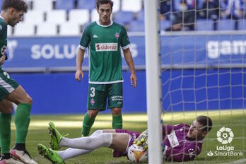 Marino, la gran novedad en el once azul, atrapa el balón ante Ozkoidi y Óscar Gil, que también entraban en el equipo titular. (LaLiga)