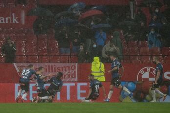 Alaveseko joakalariak, Joseluk lehen zatia amaitzear zela penaltiz sartutako gola ospatzen. (Jorgue GUERRERO/AFP)