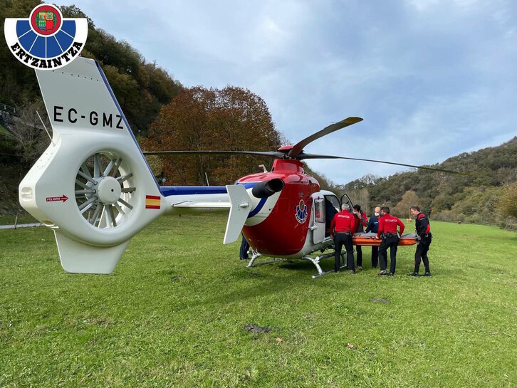 La Ertzaintza recogiendo el cadáver del río.