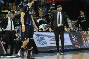 Álex Mumbrú y sus hombres de negro no han podido sacar nada positivo de Valencia. (Monika DEL VALLE/FOKU)