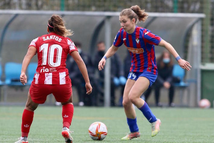 Arola conduce el balón ante Leicy Santos. (SD EIBAR) Arola conduce el balón ante Leicy Santos. (SD EIBAR)