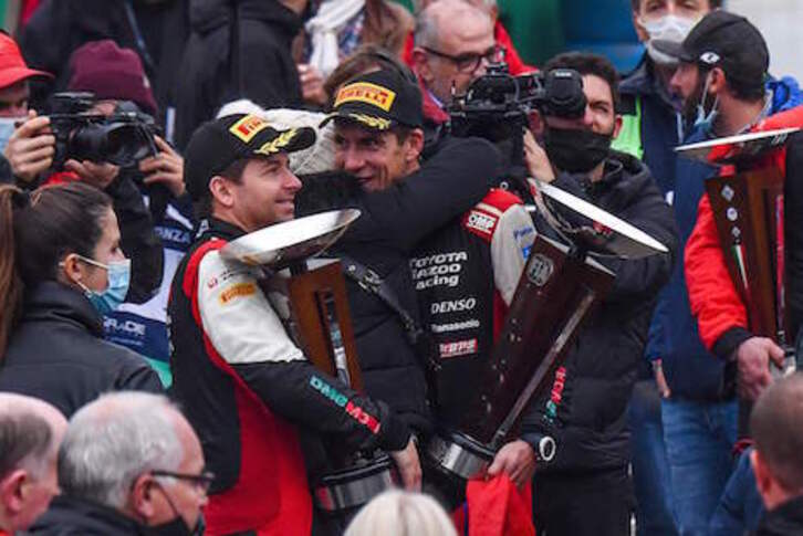 Sebatien Ogier y su copiloto, Julien Ingrassia, celebran la consecución del campeontao. (Andreas SOLARO/AFP)