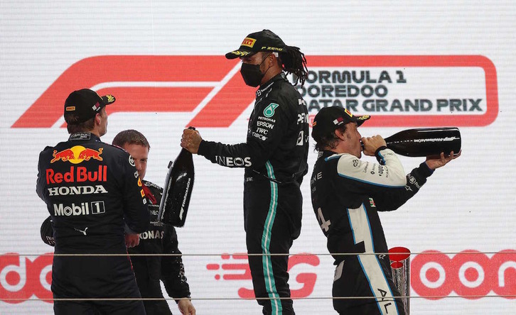 Lewis Hamilton (Mercedes), Max Verstappen (Red Bull) eta Fernando Alonso (Alpine), Qatarreko podioan. (Karim JAAFAR/AFP)