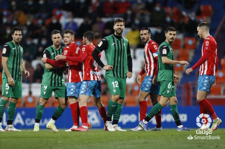 Jugadores de Eibar y Lugo esperan el balón en el área local. (LALIGA)