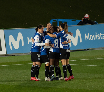 Las alavesas celebran el gol de Alba Aznar, que les ponía por delante en el marcador. (Deportivo Alavés)