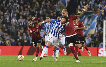 Januzaj intenta progresar ante dos rivales del Valencia. (Jon URBE/FOKU)