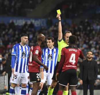Melero López saca a Musah una de las tarjetas del segundo tiempo, en el que perdió el control del partido, ante la mirada de Bordalás. (Jon URBE/FOKU)