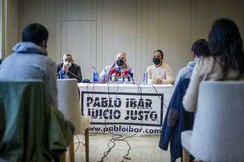 Rueda de prensa ofrecida este lunes en Gasteiz. (Jaizki FONTANEDA/FOKU)