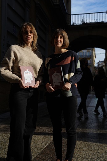 Leire Bilbao eta Maite Mutuberria beren liburu berria aurkezten. (Jagoba MANTEROLA/FOKU)