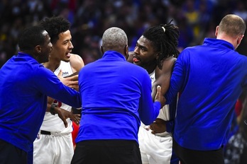 Compañeros de equipo, entrenadores... a duras penas han contenido a un Isaiah Stewart, golpeado por LeBron James en la pelea por un rebote. (Nic ANTAYA / AFP PHOTO)