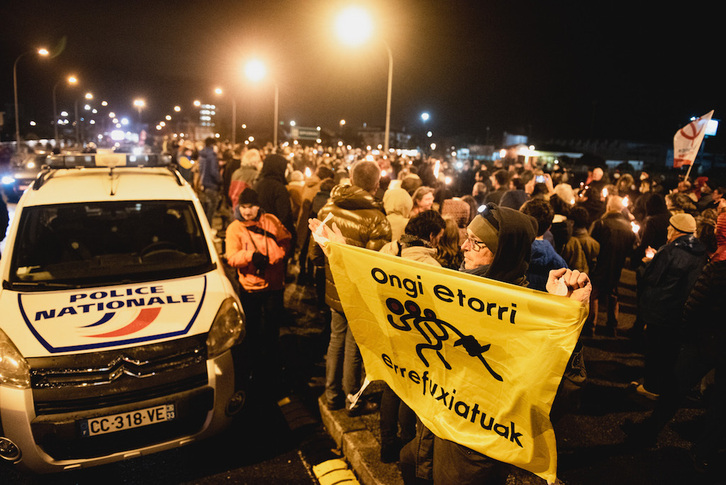 Herritar anitz bildu dira gau eta egunez frantses Poliziak gordetzen duen zubian migranteentzat bide seguruak eskatzeko. (Guillaume FAUVEAU)