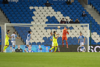 Ayesa introduce en su portería el córner que se ha convertido en el 0-1. (Gorka Rubio/Foku)