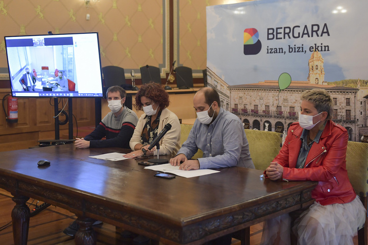 Representantes de la empresa Fichtner, que el Ayuntamiento contrató, en pantalla y del Consistorio de Bergara en la mesa. (Idoia ZABALETA/FOKU)