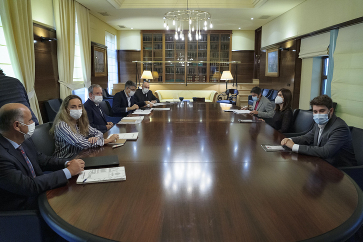 Imagen de la reunión celebrada el pasado viernes en Bilbo entre EP-IU y Lakua. (Aritz LOIOLA/FOKU)