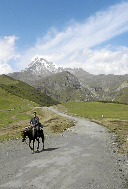 Kasbek mendiaren irudia, errepidetik aterata. 