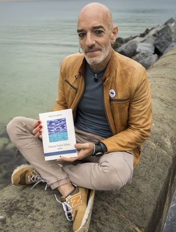 Mikel Etxaburu Osa, ‘Ahaztu baino lehen, ama’ poema liburua aurkezten, Donostian. (Gorka RUBIO / FOKU)