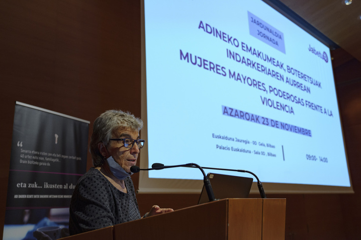 Anna Freixas, ‘Adineko emakumeak, indarkeriaren aurrean boteretsuak’ jardunaldietan eman duen hitzaldian. (Aritz LOIOLA/FOKU)