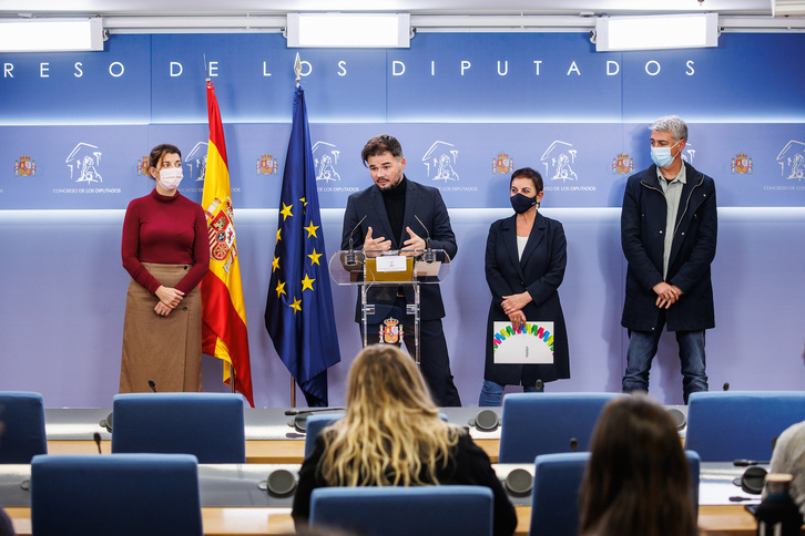 Representantes de ERC y EH Bildu, en una rueda de prensa conjunta. (Alejandro MARTÍNEZ VÉLEZ/EUROPA PRESS)