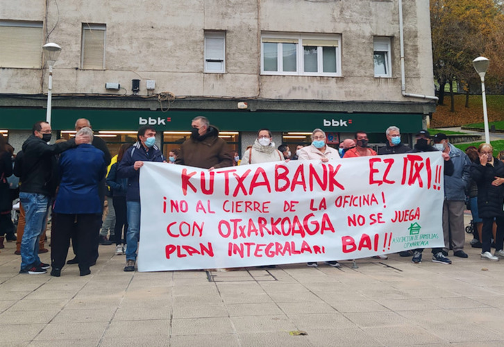 Concentración en Otxarkoaga contra el cierre de la única oficina de Kutxabank. 