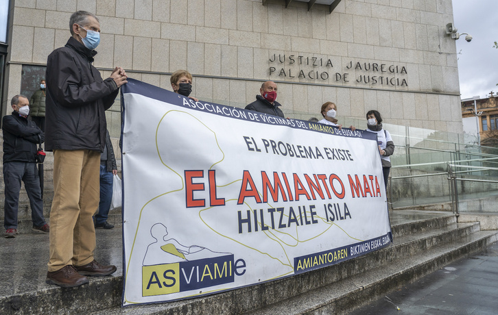 Imagen de archivo de una concentración de Asviamie a las puertas de los juzgados de Donostia. (Andoni CANELLADA/FOKU)