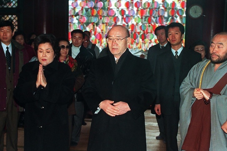 El dictador Chun Doo-Hwan, a su salida de prisión tras cumplir dos años de condena en 1997. ( KIM JAE-HWAN-AFP) 