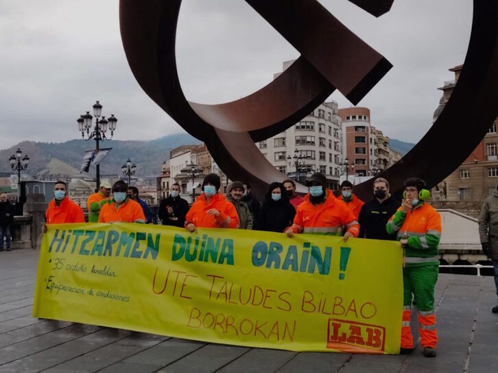 Concentración de la plantilla de Taludes Bilbao para exigir un convenio justo. (LAB)