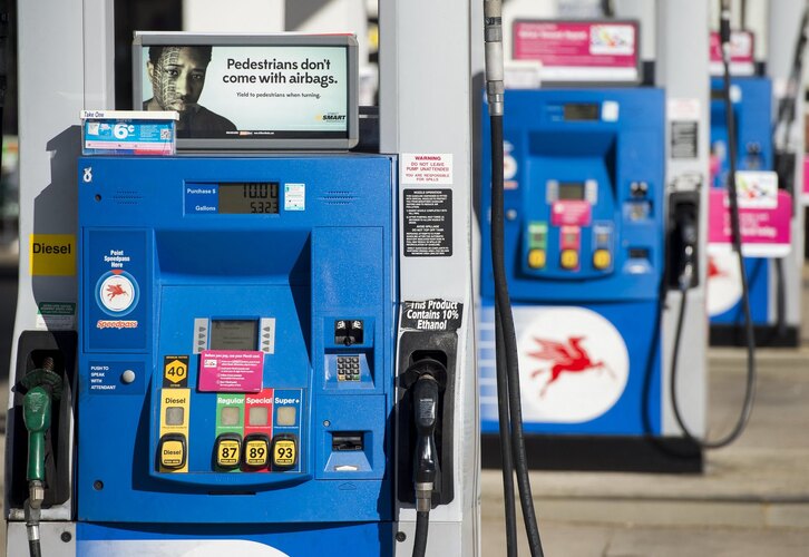 El precio de la gasolina ha bajado desde que se conocieron los contactos para este acuerdo. (Saul LOEB / AFP)