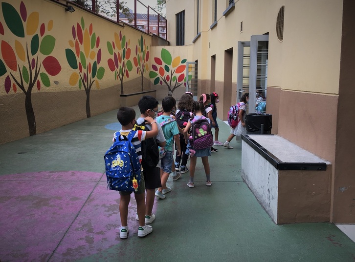 Alumnos del Institut Escola Londres de Barcelona esperando para entrar a su aula en el primer día del curso 2021-2022. (EUROPA PRESS)
