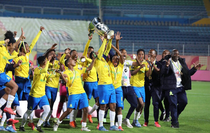 Las jugadoras del Mamelodi Sundowns levantan el trofeo de campeonas (CAF)