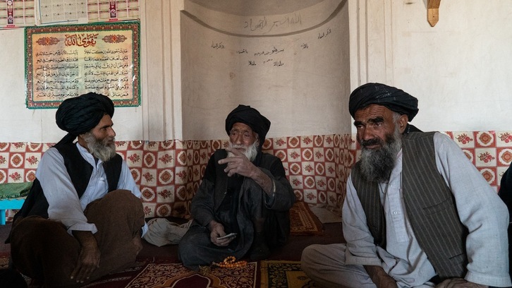 Rahmaddin y Hajij Faiz hablan sobre el mullah Omar en la mezquita donde predicó, en Singesar (Kandahar). (Filippo ROSSI)