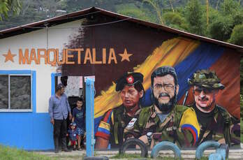 Mural con guerrilleros de las FARC en una de las zonas de Capacitación y Reincorporación de los exguerrilleros. (Raúl ARBOLEDA/AFP)