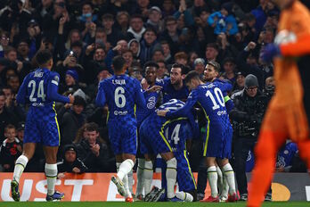 Los jugadores del Chelsea celebran uno de sus cuatro goles en Stamford Bridge (Adrian DENNIS / AFP)