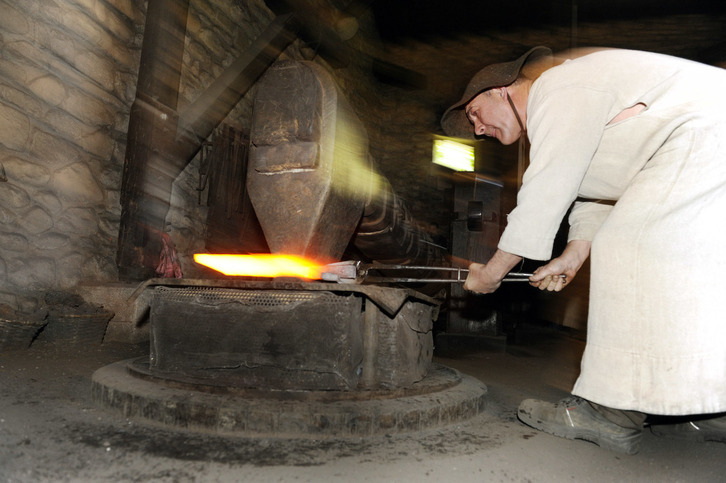   Mirandaolako burdinola egun berezietan martxan jartzen dute oraindik ere, eta bertaratzen diren bisitariek aukera paregabea izaten dute antzinako olagizonek nola lan egiten zuten zuzenean ikusteko. 