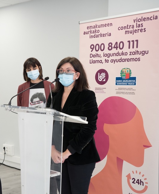 Oiane Zarate, SATEVIko koordinatzailea, eta Izaskun Landaida, Emakundeko zuzendaria.