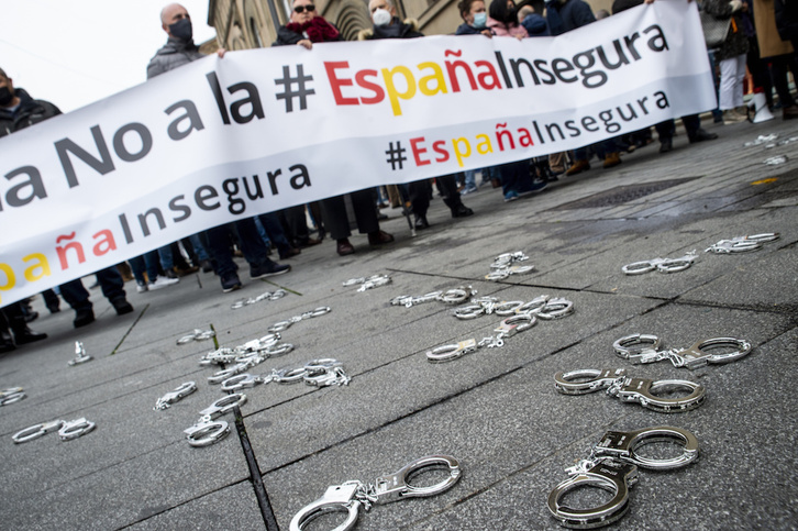 Los policías que se han manifestado hoy en Iruñea han arrojado esposas de plástico al suelo para mostrar su rechazo a la reforma de la Ley Mordaza. (Iñigo URIZ/FOKU)