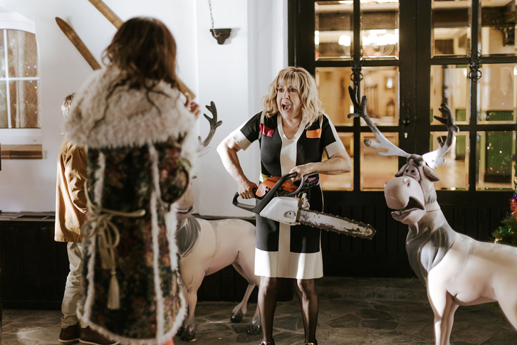 Loles León, motosierra en mano, intentando hacer frente a la tormenta de nieve. (NAIZ)