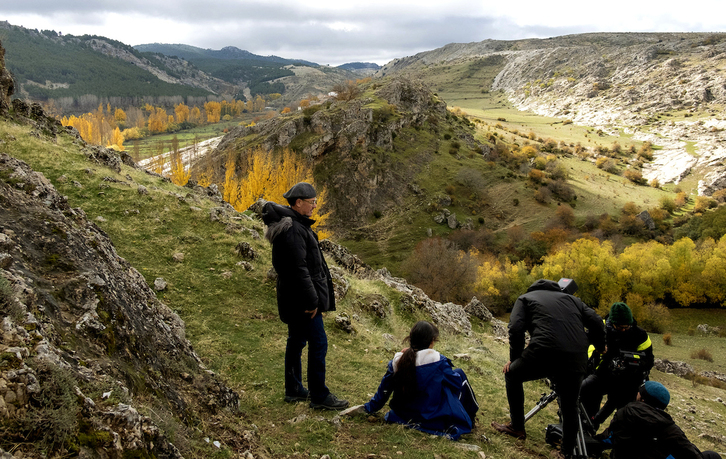 Manuel Martín Cuenca en pleno rodaje en la Serranía de Jaén. (NAIZ)